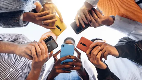 Smartphone shipments suffer a largest-ever decline, says IDC